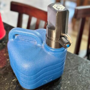 Adaptador com rosca e bomba para garrafa INVICTA
